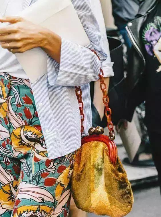 不買新衣也能時髦過冬,一隻絲絨包足矣!