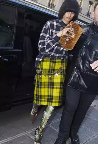 不買新衣也能時髦過冬，一隻絲絨包足矣！