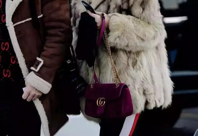 不買新衣也能時髦過冬,一隻絲絨包足矣!