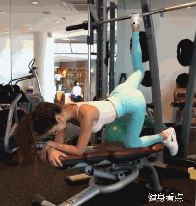 38歲辣媽健身勵志，曲線迷人腹肌清晰，舉鐵前後身材大不同