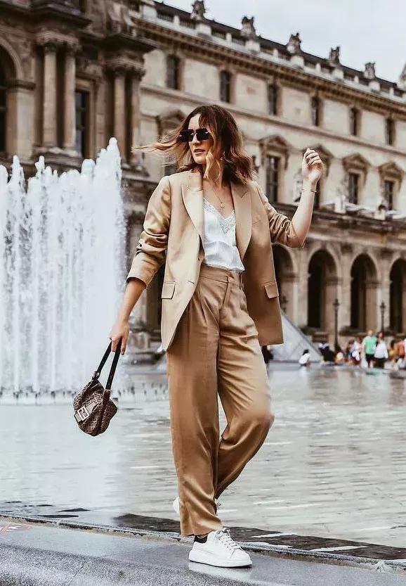 去年的外套今年怎麼穿更時髦？ 這三件內搭來叫醒