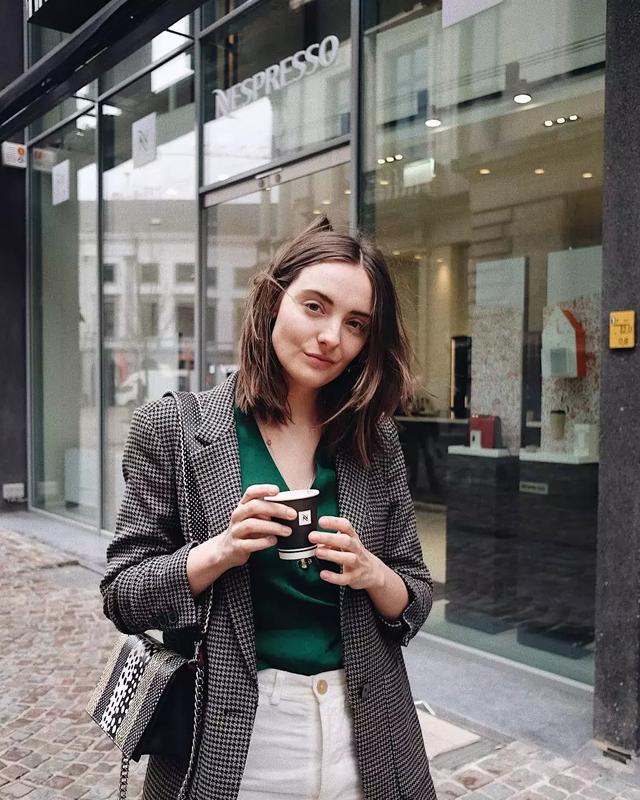 去年的外套今年怎麼穿更時髦？ 這三件內搭來叫醒