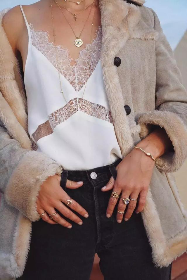 去年的外套今年怎麼穿更時髦？ 這三件內搭來叫醒