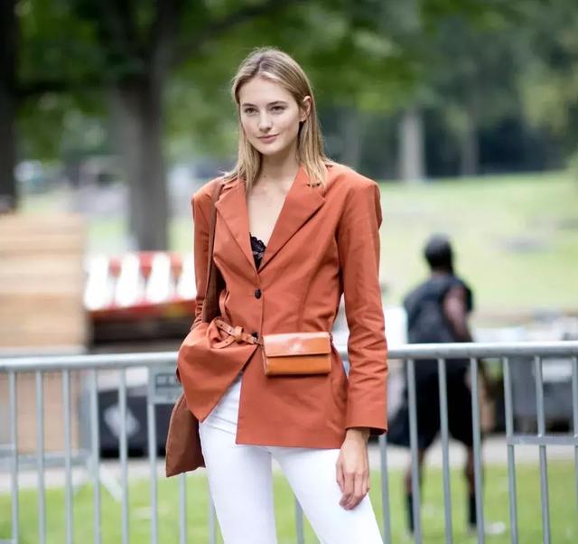 去年的外套今年怎麼穿更時髦？ 這三件內搭來叫醒