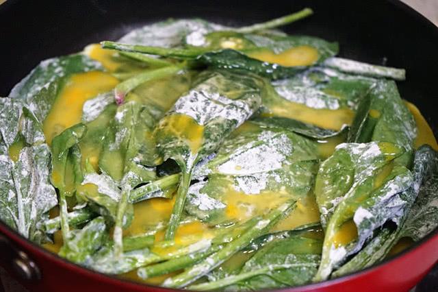 你不知道的鍋塌菠菜，原來這麼香，攤一張小娃搶著吃，做一次不夠