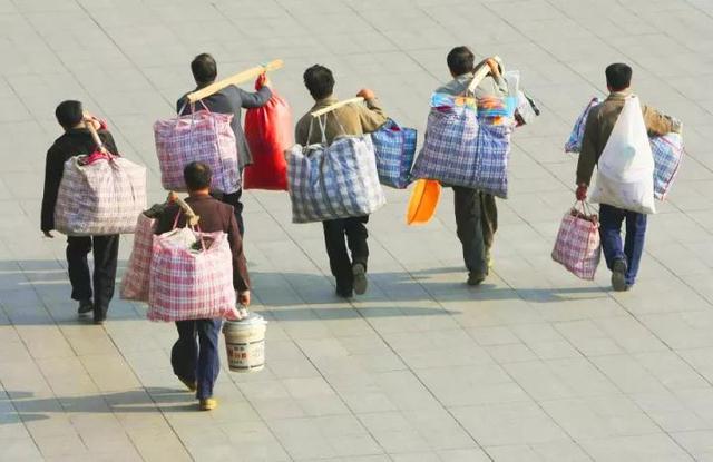 Celine的透明“水果袋”售價7000塊？ 竟意外有點好看！