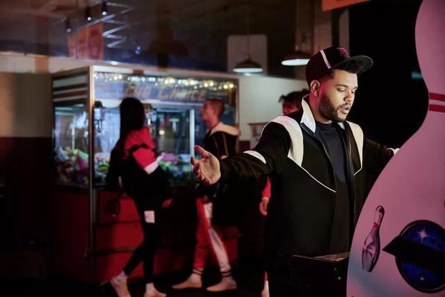 香奈兒設計師跟PUMA搞聯名？ 試穿完竟然有點好看！