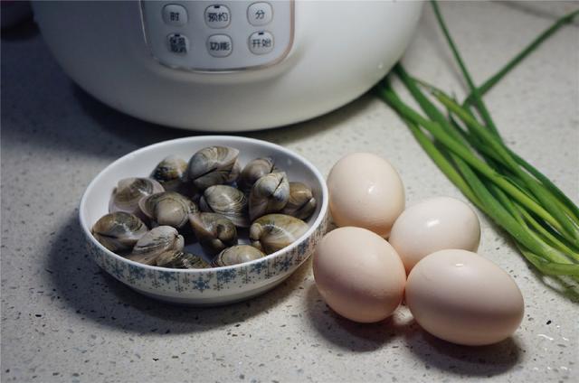 這道菜，燉一燉10分鐘就上桌，原汁原味的鮮，好吃特下飯！
