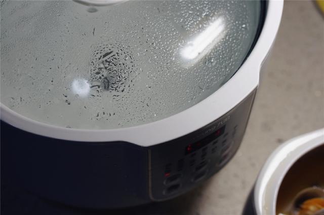 這道菜，燉一燉10分鐘就上桌，原汁原味的鮮，好吃特下飯！