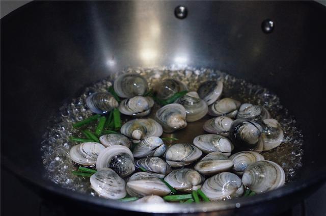 這道菜，燉一燉10分鐘就上桌，原汁原味的鮮，好吃特下飯！