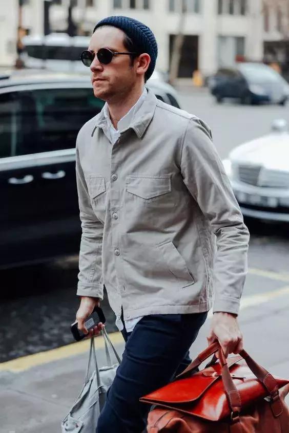 只要疊搭一件襯衣，就能把冬天所有的外套穿得帥氣有型！