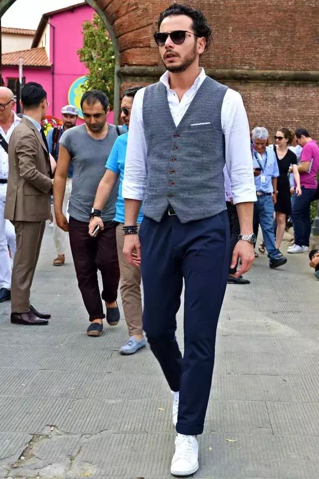 只要疊搭一件襯衣，就能把冬天所有的外套穿得帥氣有型！