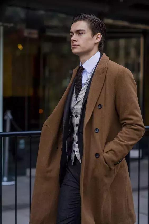 只要疊搭一件襯衣，就能把冬天所有的外套穿得帥氣有型！