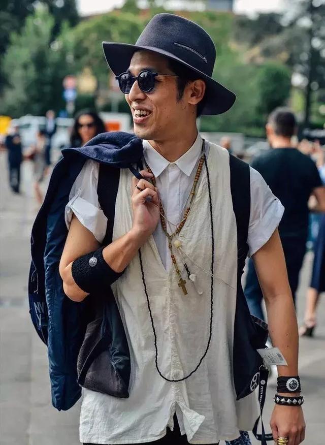 只要疊搭一件襯衣，就能把冬天所有的外套穿得帥氣有型！