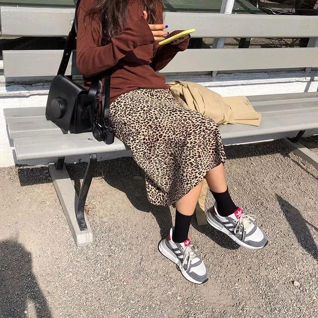 不再是俗豔的代名詞：韓國吹起的豹紋風潮，為穿搭注入靚麗元素