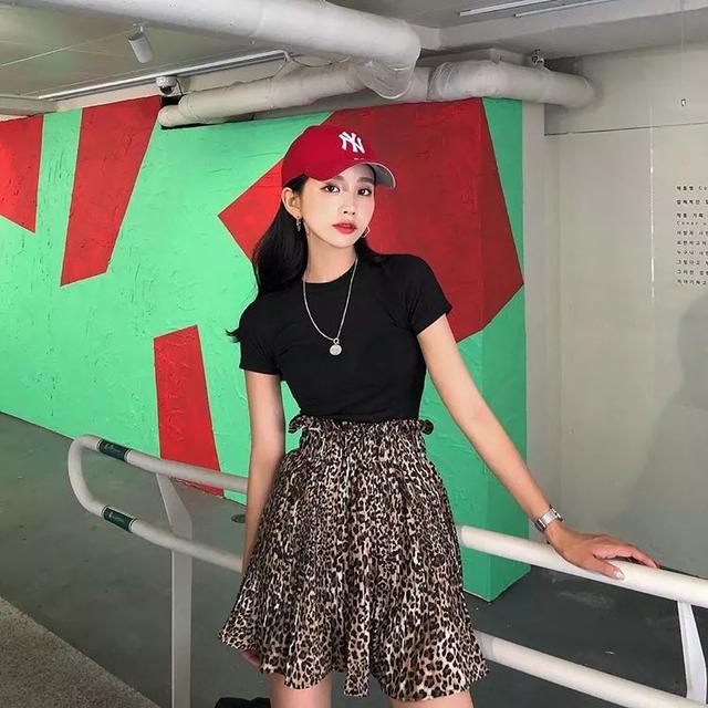 不再是俗豔的代名詞：韓國吹起的豹紋風潮，為穿搭注入靚麗元素