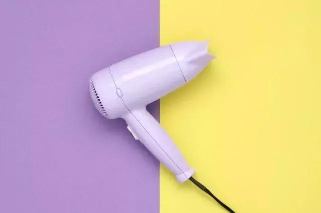 一個電吹風能治7種病！ 失眠、感冒都用它，只吹頭髮太浪費……