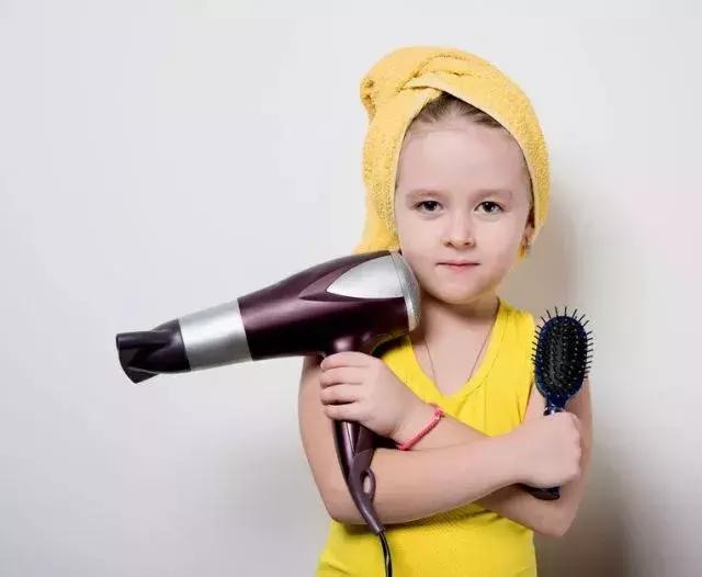 一個電吹風能治7種病！ 失眠、感冒都用它，只吹頭髮太浪費……
