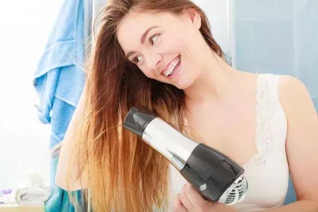 一個電吹風能治7種病！ 失眠、感冒都用它，只吹頭髮太浪費……