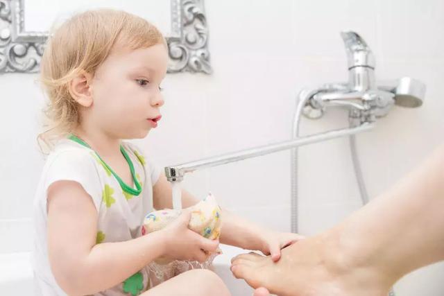 原來給孩子洗澡這件小事，藏著這麼多教育的玄機！