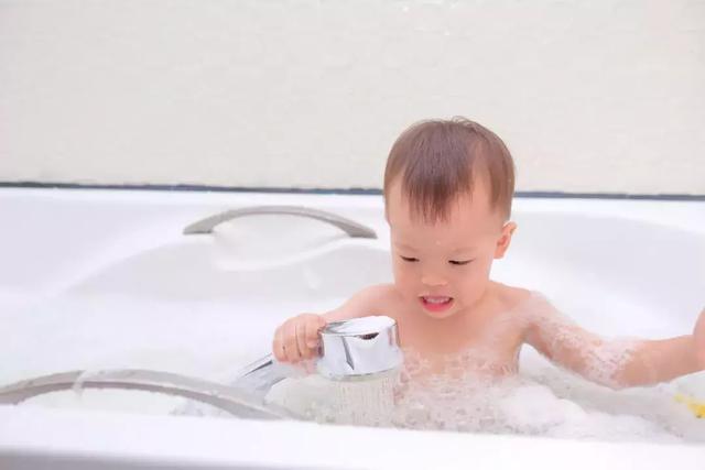 原來給孩子洗澡這件小事，藏著這麼多教育的玄機！