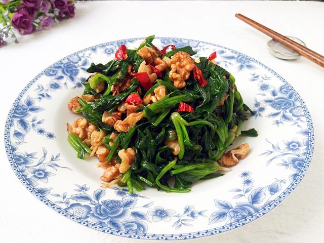 女人要想皮膚好，光抹護膚品可不行，拌菜這樣吃，補鐵潤腸還美容