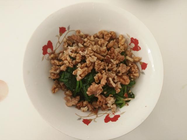 女人要想皮膚好，光抹護膚品可不行，拌菜這樣吃，補鐵潤腸還美容