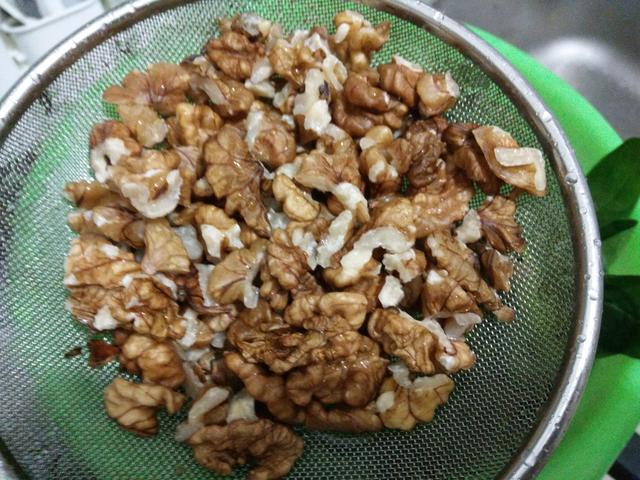 女人要想皮膚好，光抹護膚品可不行，拌菜這樣吃，補鐵潤腸還美容