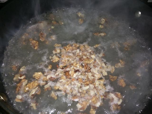 女人要想皮膚好，光抹護膚品可不行，拌菜這樣吃，補鐵潤腸還美容