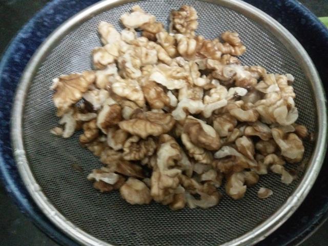 女人要想皮膚好，光抹護膚品可不行，拌菜這樣吃，補鐵潤腸還美容