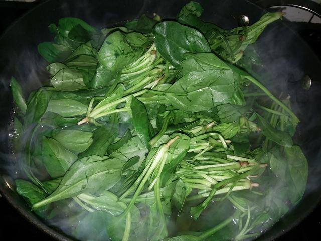 女人要想皮膚好，光抹護膚品可不行，拌菜這樣吃，補鐵潤腸還美容