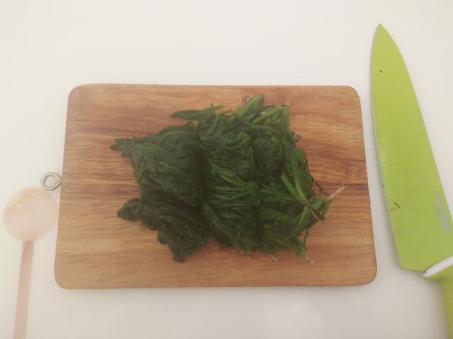 女人要想皮膚好，光抹護膚品可不行，拌菜這樣吃，補鐵潤腸還美容