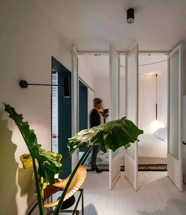 西班牙46㎡單身公寓，創意樓梯秒變功能型家具！