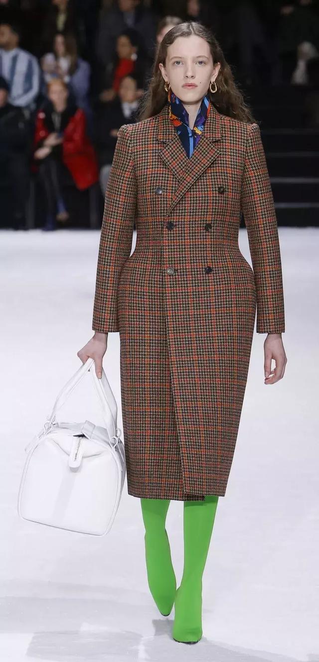 格紋大衣再火70年？ 100套美搭時髦炸了！