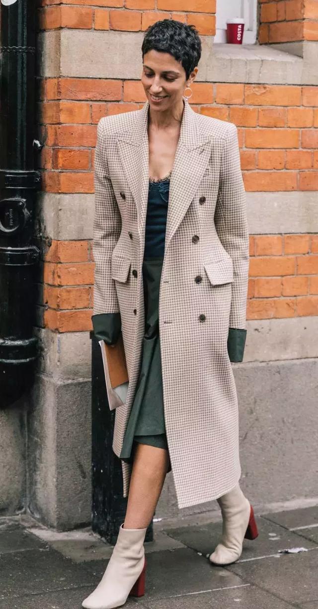 格紋大衣再火70年？ 100套美搭時髦炸了！
