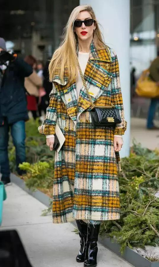 格紋大衣再火70年？ 100套美搭時髦炸了！