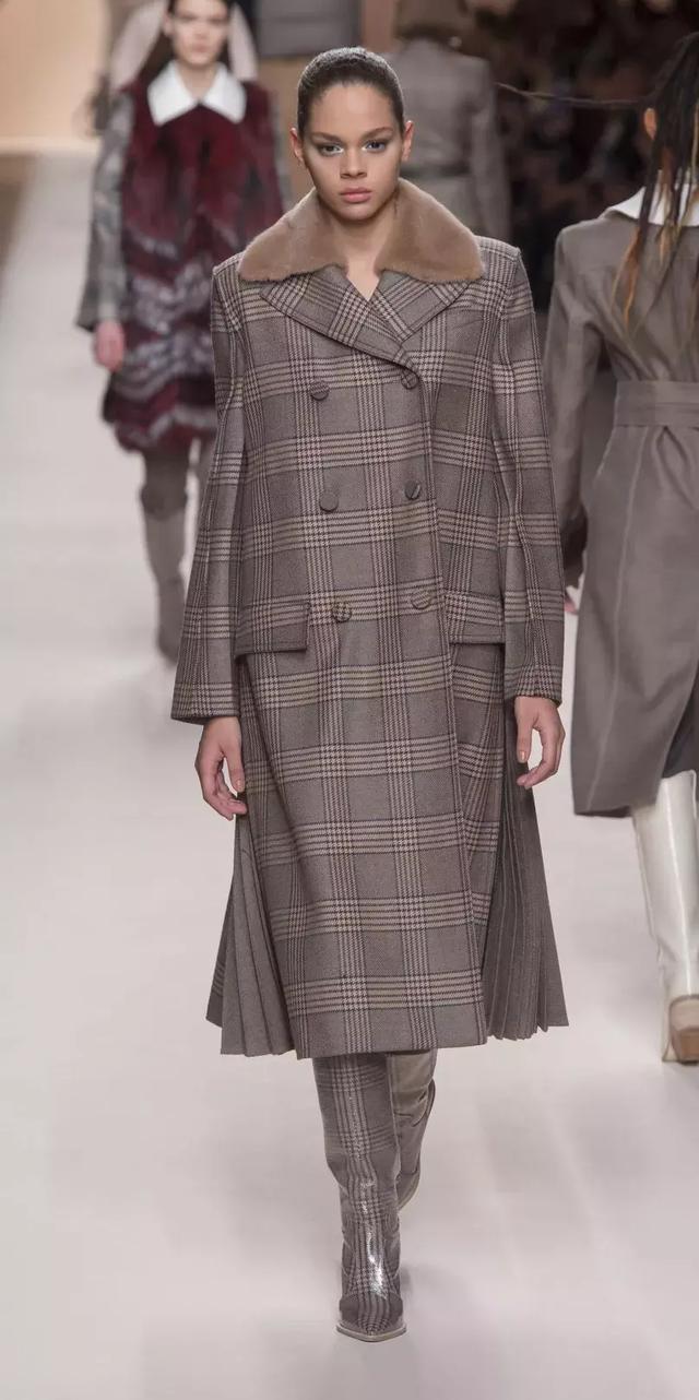 格紋大衣再火70年？ 100套美搭時髦炸了！