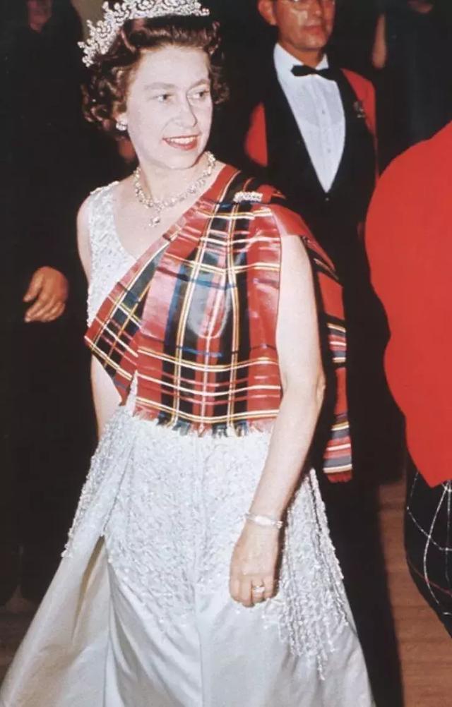 格紋大衣再火70年？ 100套美搭時髦炸了！