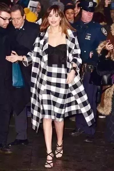 格紋大衣再火70年？ 100套美搭時髦炸了！