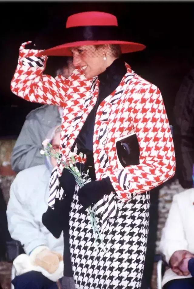 格紋大衣再火70年？ 100套美搭時髦炸了！