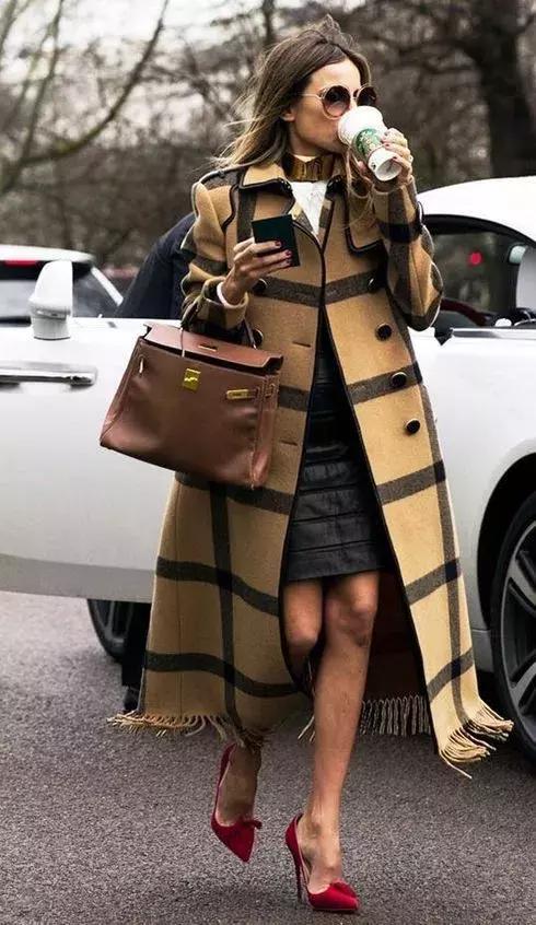 格紋大衣再火70年？ 100套美搭時髦炸了！