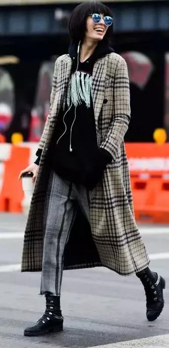 格紋大衣再火70年？ 100套美搭時髦炸了！
