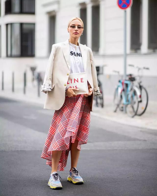 外套+裙子，這樣搭配溫暖又時髦！