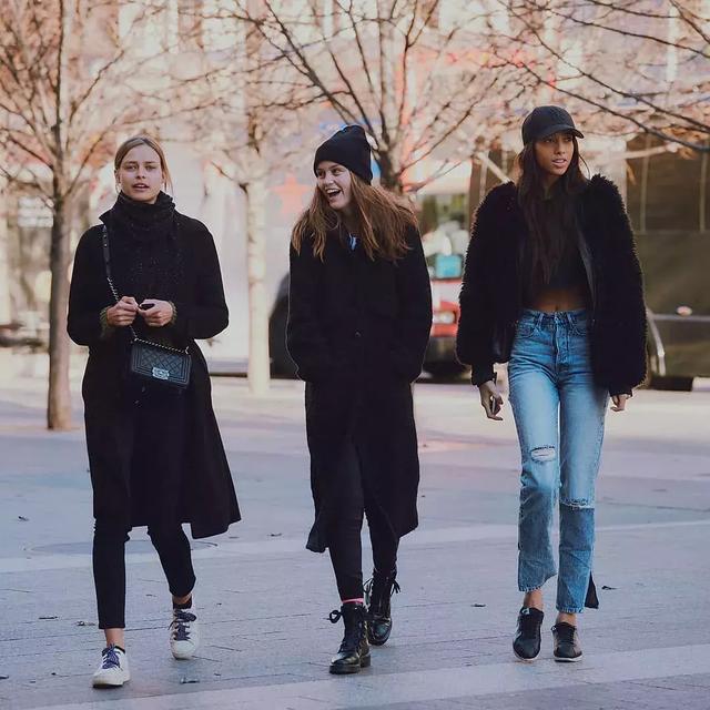 最值得投資的大衣，除了黑駝灰，還有這兩個色