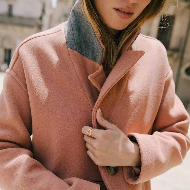 最值得投資的大衣，除了黑駝灰，還有這兩個色