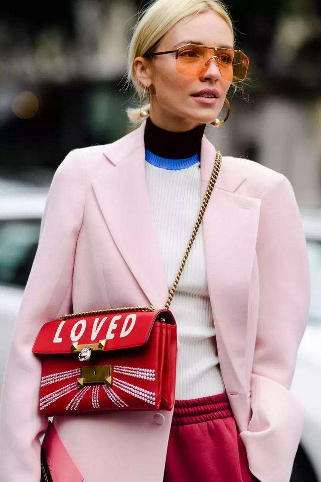 最值得投資的大衣，除了黑駝灰，還有這兩個色