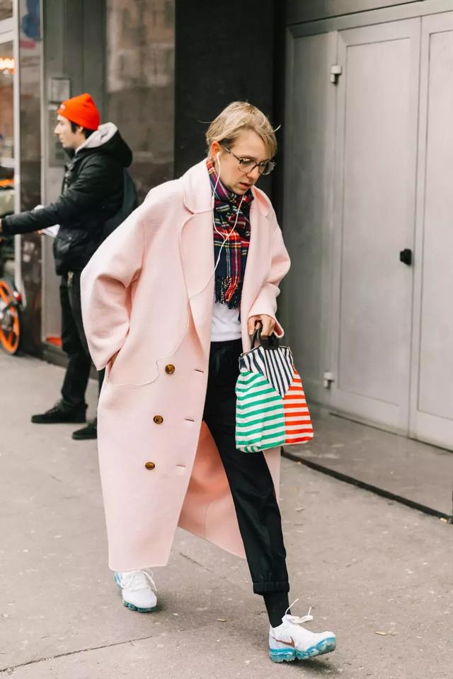 最值得投資的大衣，除了黑駝灰，還有這兩個色