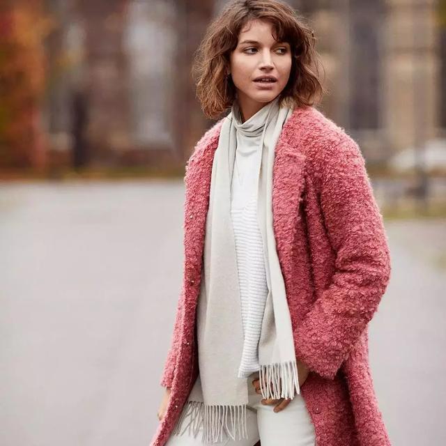 最值得投資的大衣，除了黑駝灰，還有這兩個色