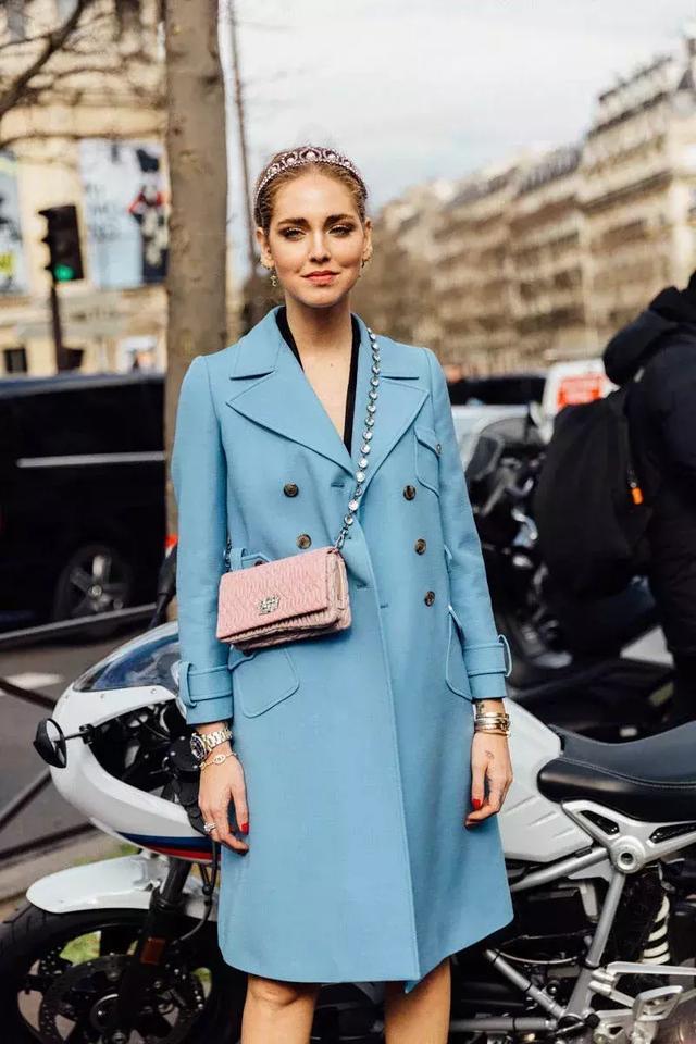 最值得投資的大衣，除了黑駝灰，還有這兩個色