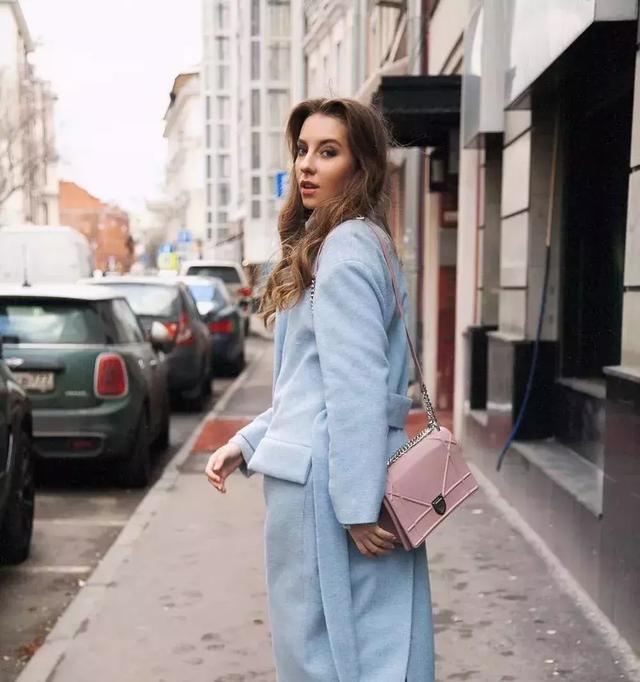 最值得投資的大衣，除了黑駝灰，還有這兩個色